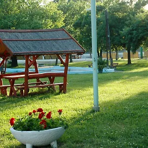 Szegedi Partfuerdo Es Campingplatz